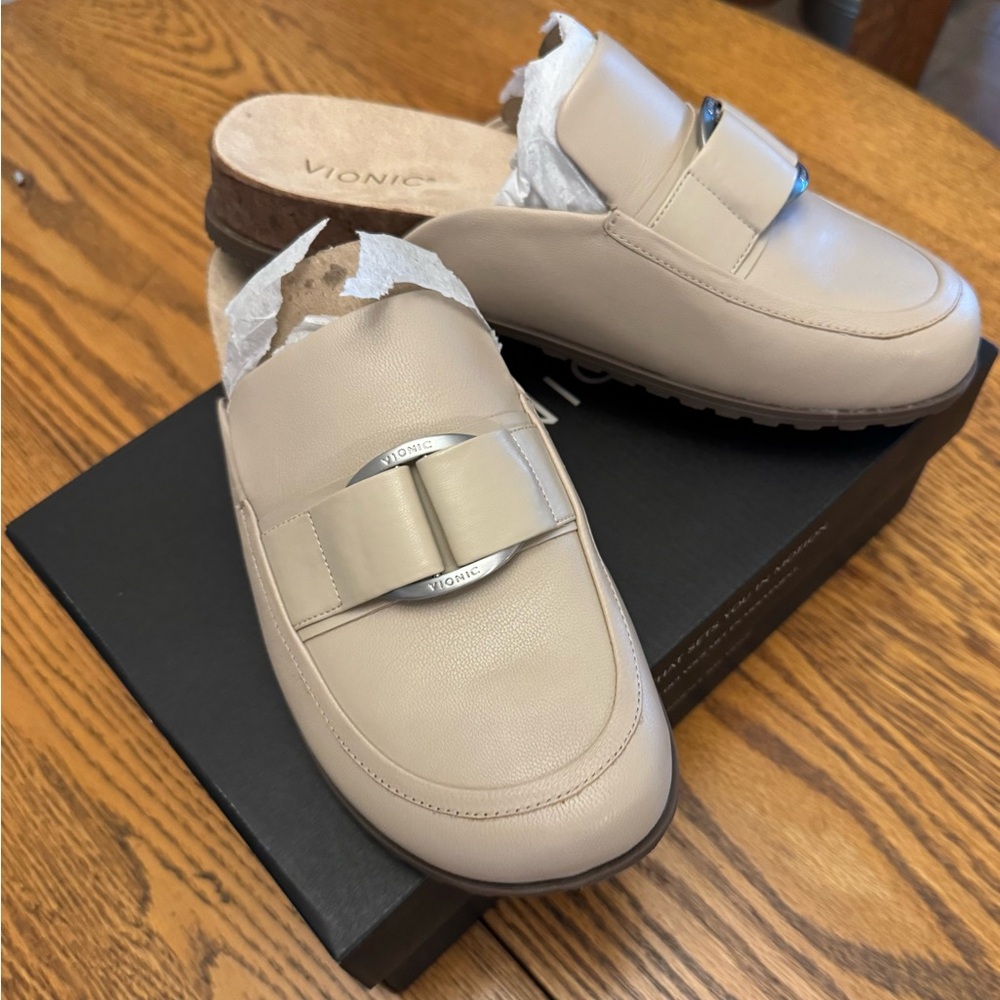 Vionic Women's JordanTan Mules with Silver Accent\
